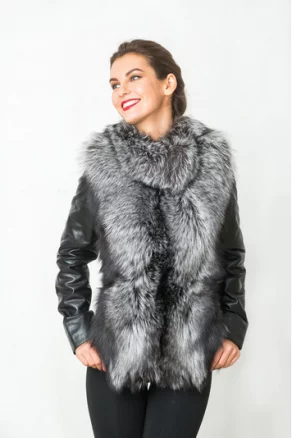 Зимняя кожаная куртка из кожи Испанского ягненка украшенная мехом чернобурой лисы